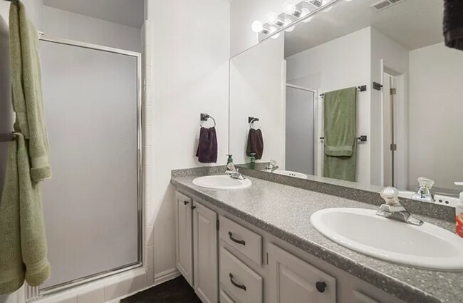 Building Photo - Charming Townhome Close to Shopping and Hospital