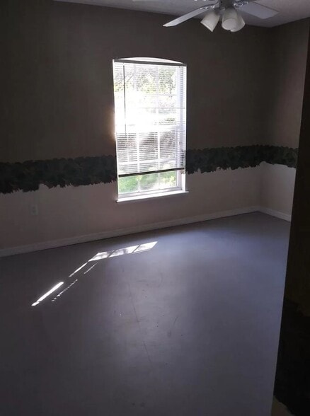 Building Photo - 14169 Spring Hill Dr