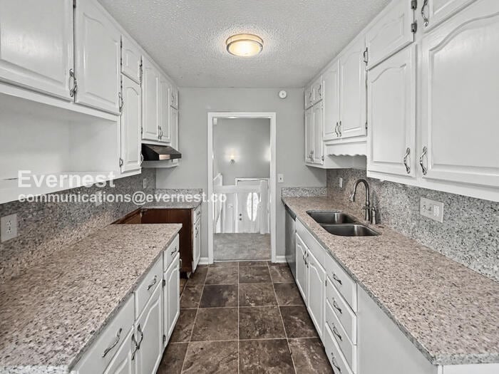 Building Photo - 617 Carson Crest Cir