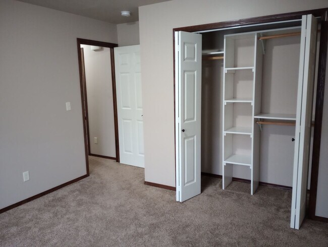 Building Photo - Two bedroom Town Home w/ Double garage