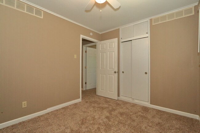 Building Photo - Charming 3 Bedroom 1 Bathroom Home