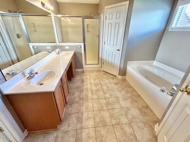 Building Photo - Now leasing a spacious 3 bedroom 2 bath ho...