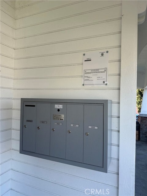 Building Photo - 956 E 43rd St