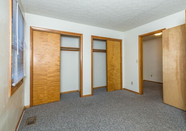 Building Photo - 519 E Smith Ave