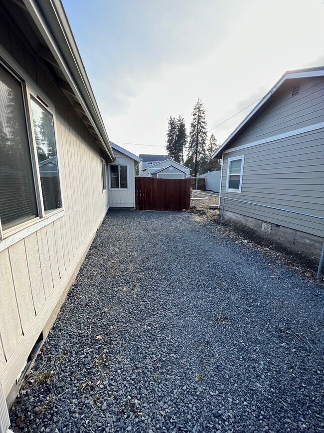 Building Photo - Three Bedroom House on Bend's West Side with RV Parking