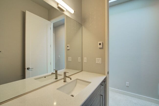 Building Photo - 4Bd/3Ba Bellevue Townhouse