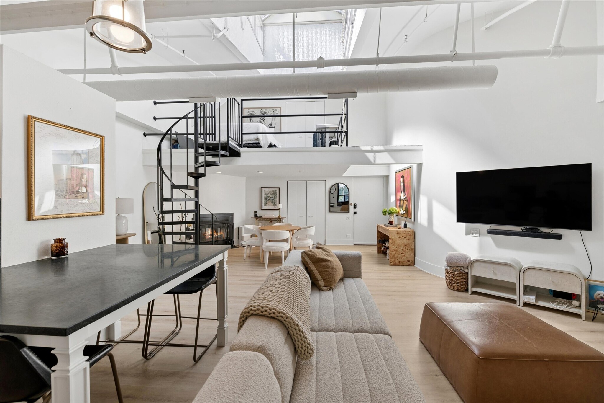Building Photo - 1000 W Diversey Pky