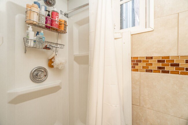 Building Photo - 1 Bedroom | 1 Bath - Museum Area, Philadelphia PA