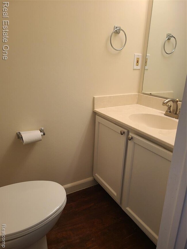 Building Photo - 38872 Country Cir