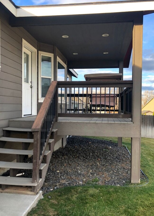 Building Photo - Single Story Home w/Huge Fenced Backyard!