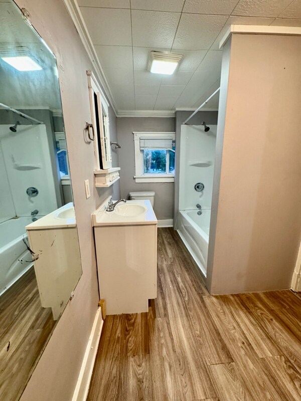 Building Photo - 922 W Broadway St