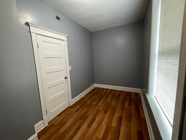 Building Photo - 2532 S Albany Ave