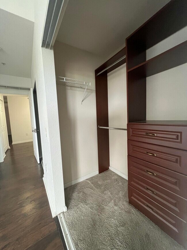 Building Photo - 1610 Presidential Way