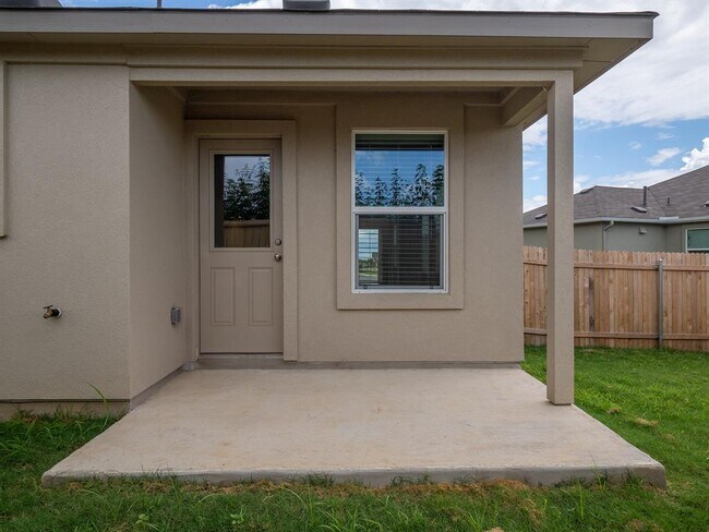 Building Photo - 702 Silver Springs Bend