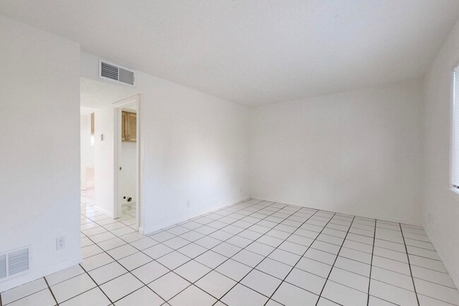 Building Photo - 3 Bedroom 1 1/2 Bath Townhouse in the hear...