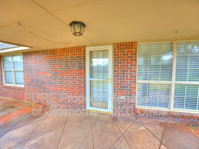 Building Photo - 1605 SW 33RD St