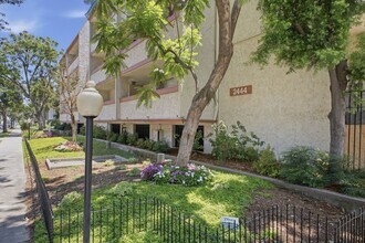 Building Photo - Bright & Spacious Top-Floor Condo in the Heart of Pasadena
