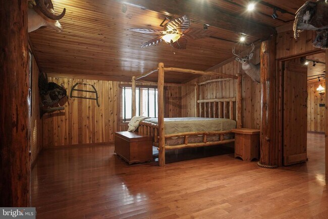 Building Photo - 371 Green Tree Dr