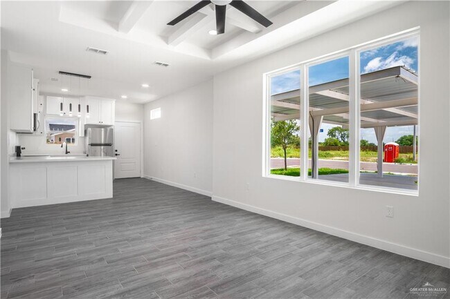 Building Photo - 2104 E Viviana St