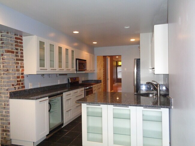 Building Photo - 2727 Hudson St