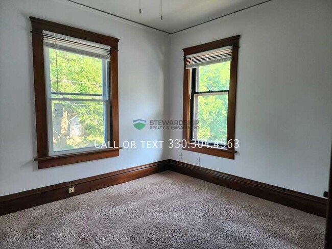 Building Photo - 687 Allyn St
