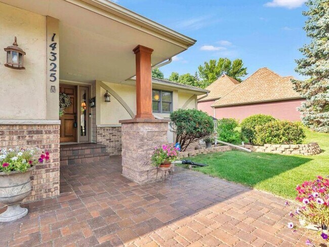 Building Photo - Luxury Home in Plymouth with 2-Level Primary Suite, Furnished or Unfurnished, Wayzata Schools, Pe...