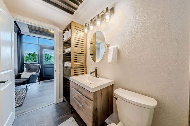 Building Photo - 736 W Rider Dr