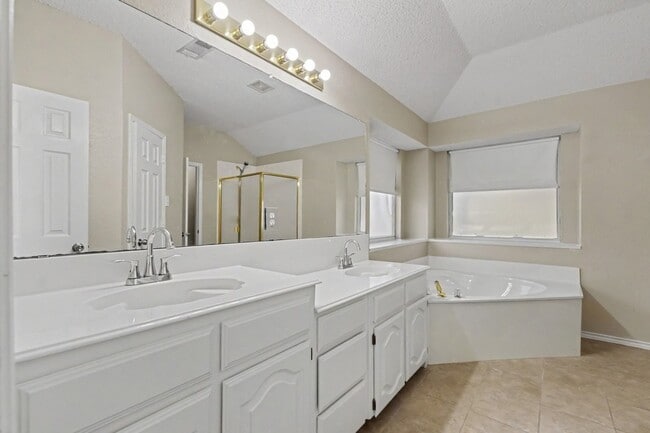 Building Photo - 1306 Woodmont Dr