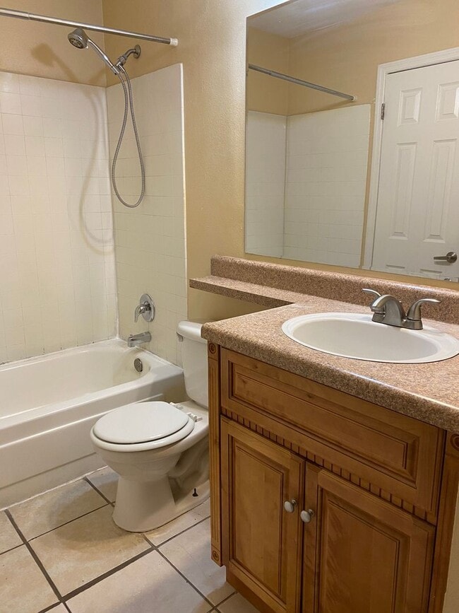 Building Photo - 2 Bed 1 Bath Condo | Pet Friendly | Washer...