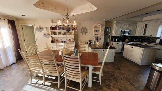 Building Photo - 104 S Avolyn Ave