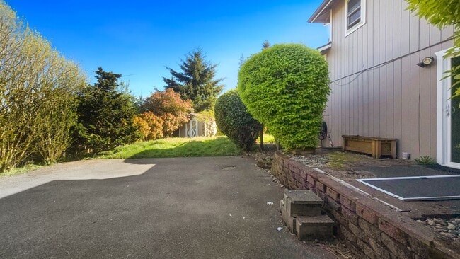 Building Photo - Cul-de-Sac Home Near Alderwood with Private Backyard