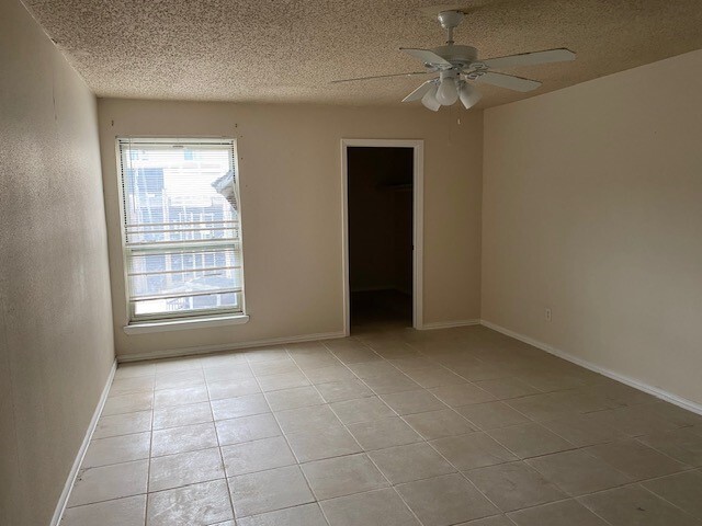 Building Photo - 2142 Greenbriar Colony Dr