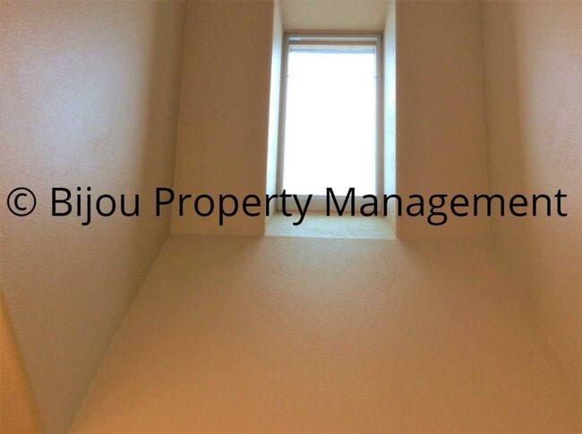 Building Photo - Nice Two Bed One Bath Home