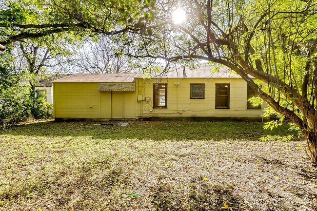 Building Photo - Ready for New Tenants- 2 bedroom 1 bath with an Additional Flex Room  Minutes from TCU- 76109