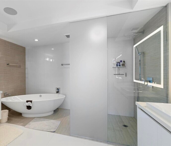 Building Photo - 300 Sunny Isles Blvd