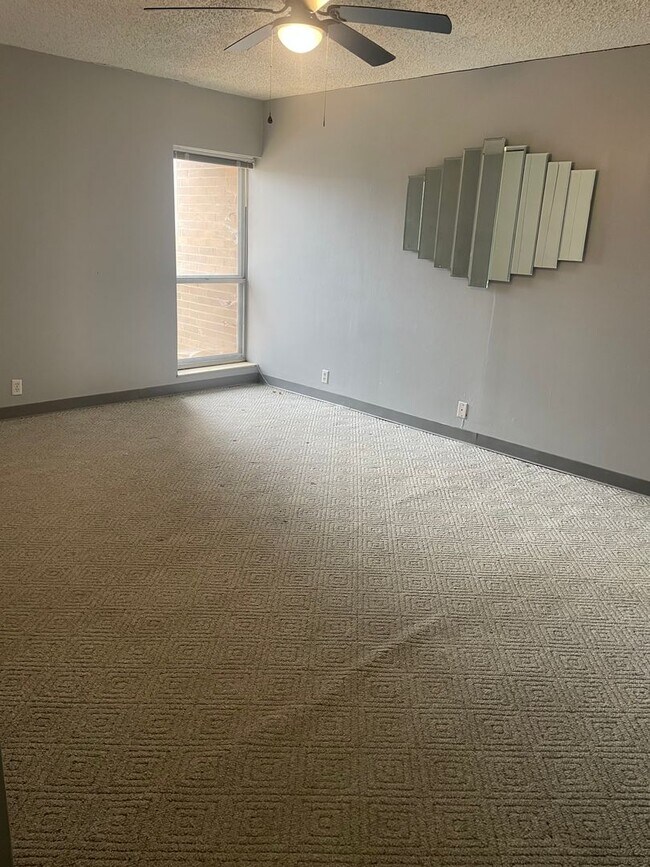 Building Photo - West Knoxville 37923 - 2 bedroom, 2 bath condo - Contact Lisa Vineyard and Shannon Russell (865) ...