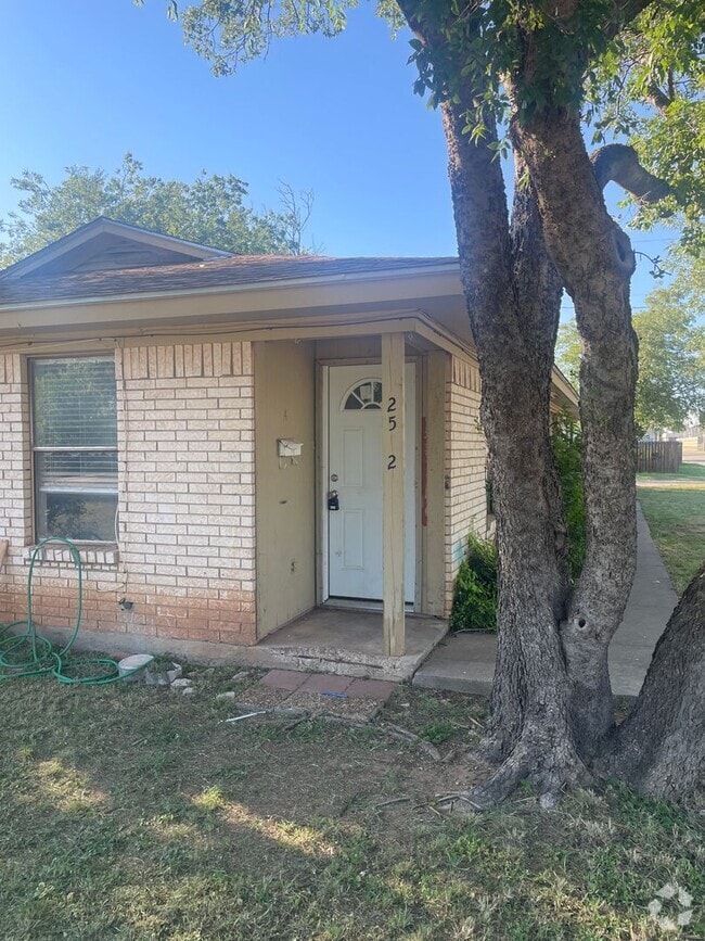 Building Photo - 2 bed 1 bath duplex!