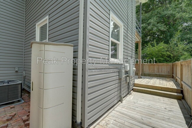 Building Photo - 3022 Groveland Ave