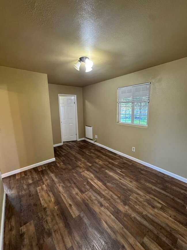 Building Photo - 2 Bedroom 1 Bathroom ADU