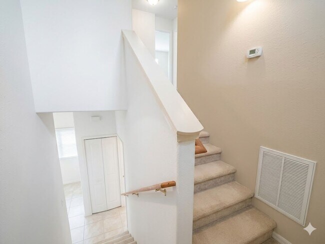 Building Photo - Beautiful 2x2.5 townhouse in NW Crossing! New hickory flooring coming soon!