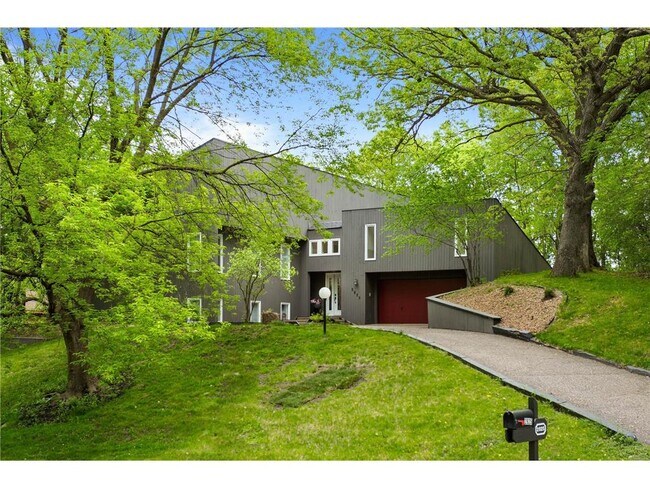 Building Photo - 2925 Minnehaha Curve