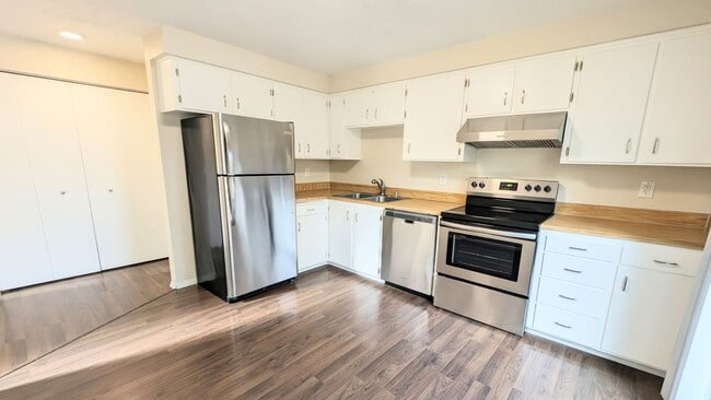 Building Photo - Eastmont Duplex with large fenced yard and...