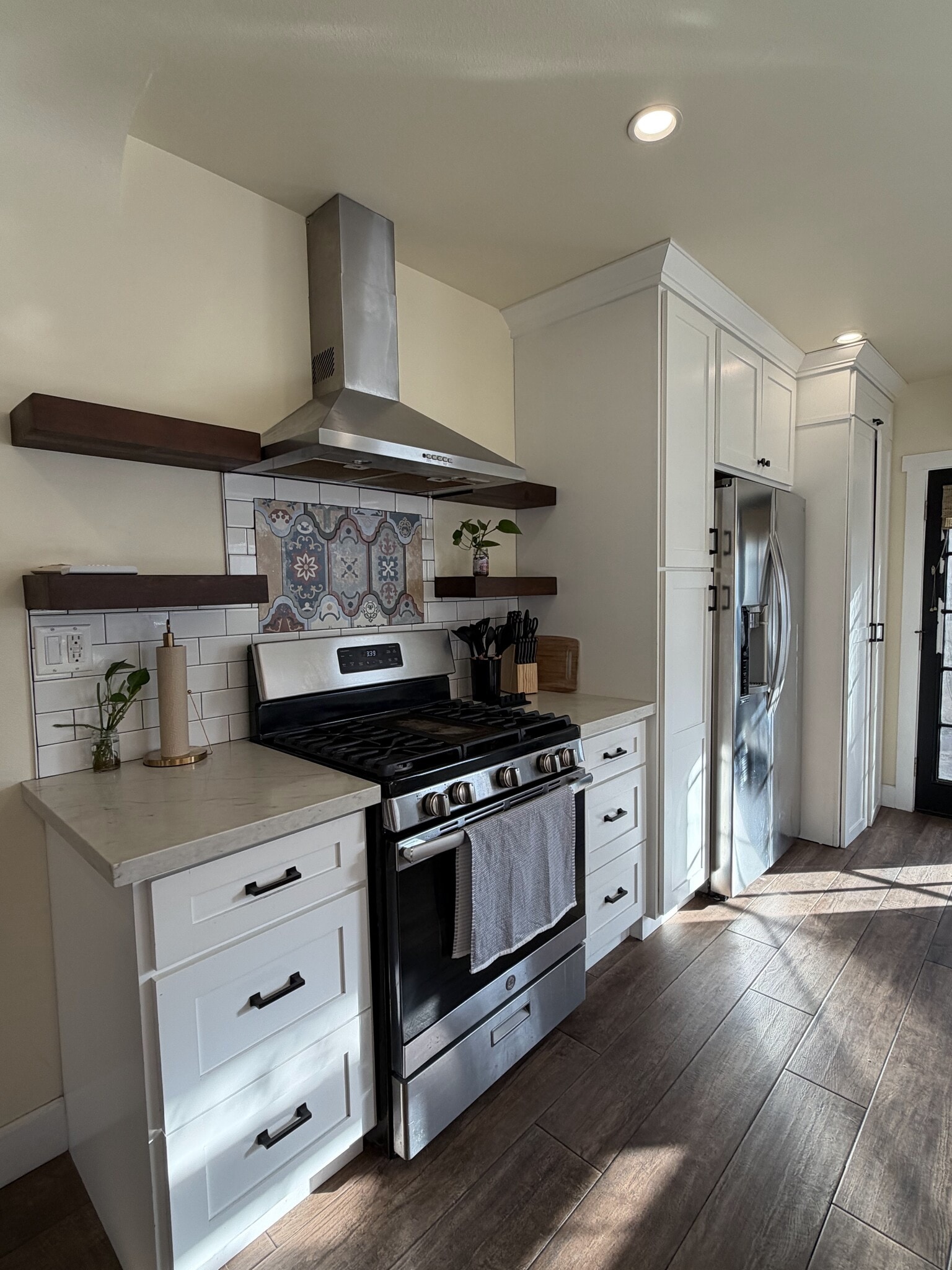 Building Photo - 2120 Laverna Ave