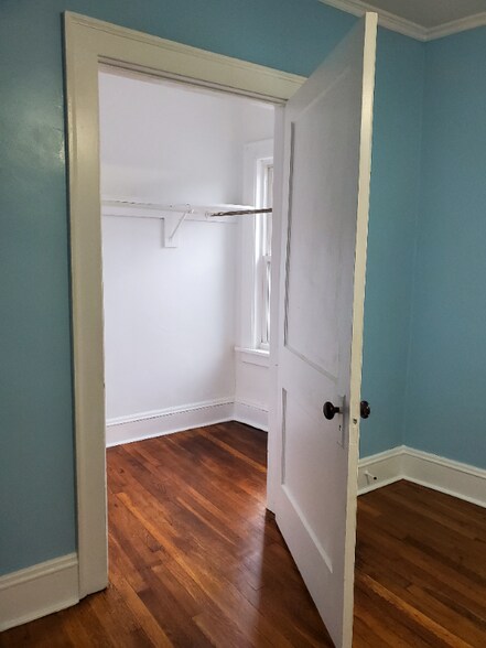 Building Photo - 15637 Madison Ave