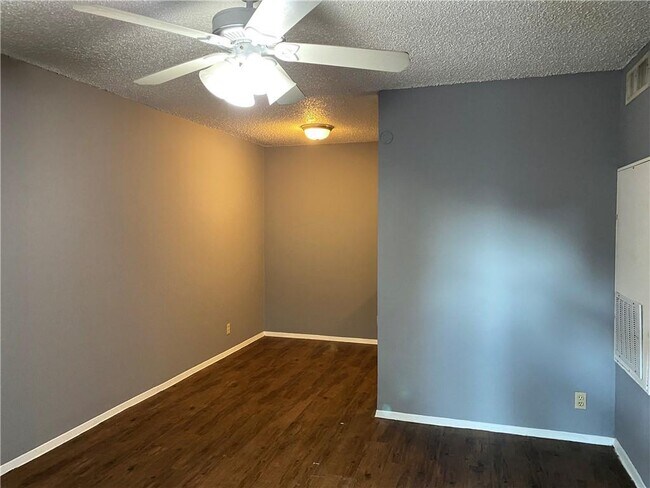 Building Photo - 8919 Galewood Dr