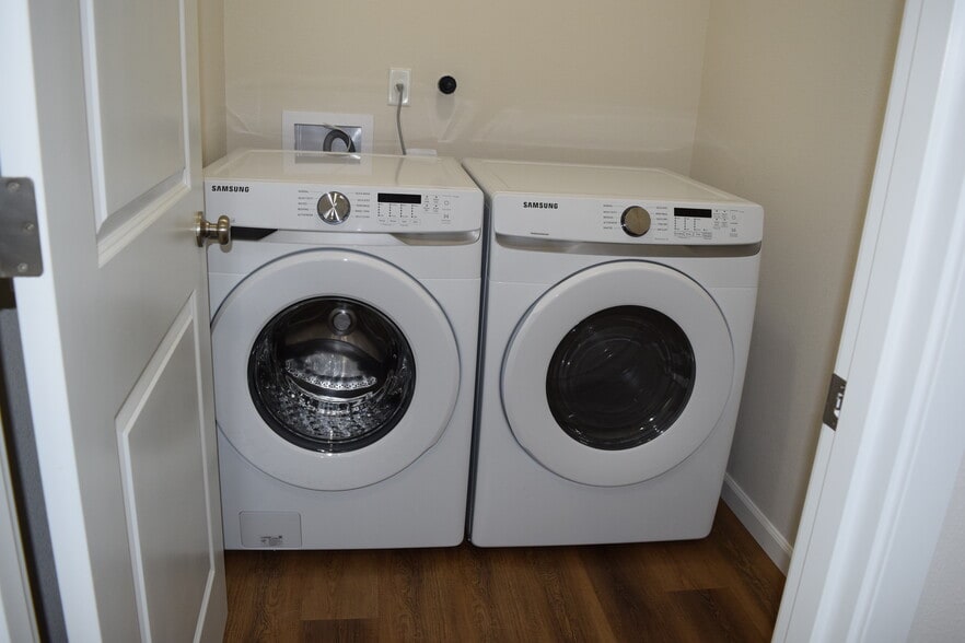 Building Photo - 836 SE Linden Ct