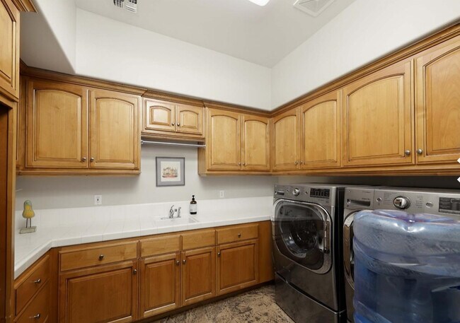 Building Photo - 1700 Briercliff Ct