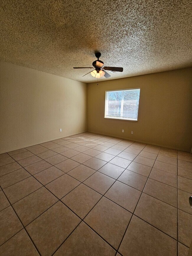 Building Photo - (3) Bed/(2) Bath Pets Negotiable Avail NOW!