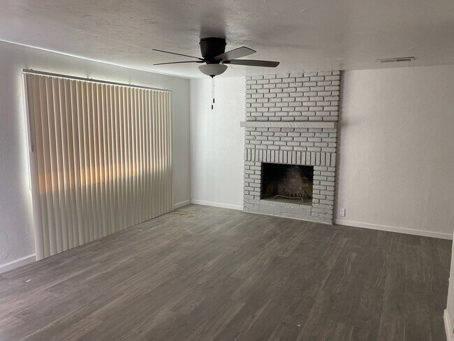 Building Photo - 304 W Sandra Ave