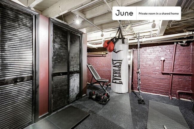 Building Photo - Room in Shared 7 bed/3.5 bath home